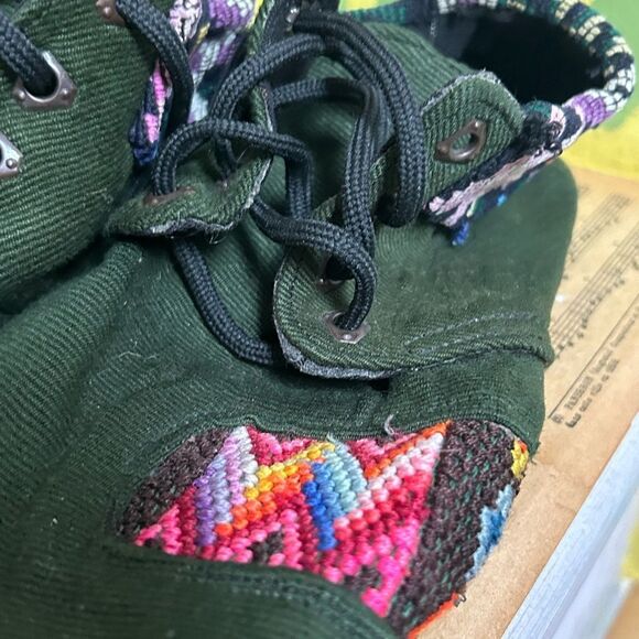 Embroidered Green Women's Shoes tagged as 8.5, but fit more like a 9 or 9.5 - Picture 14 of 16